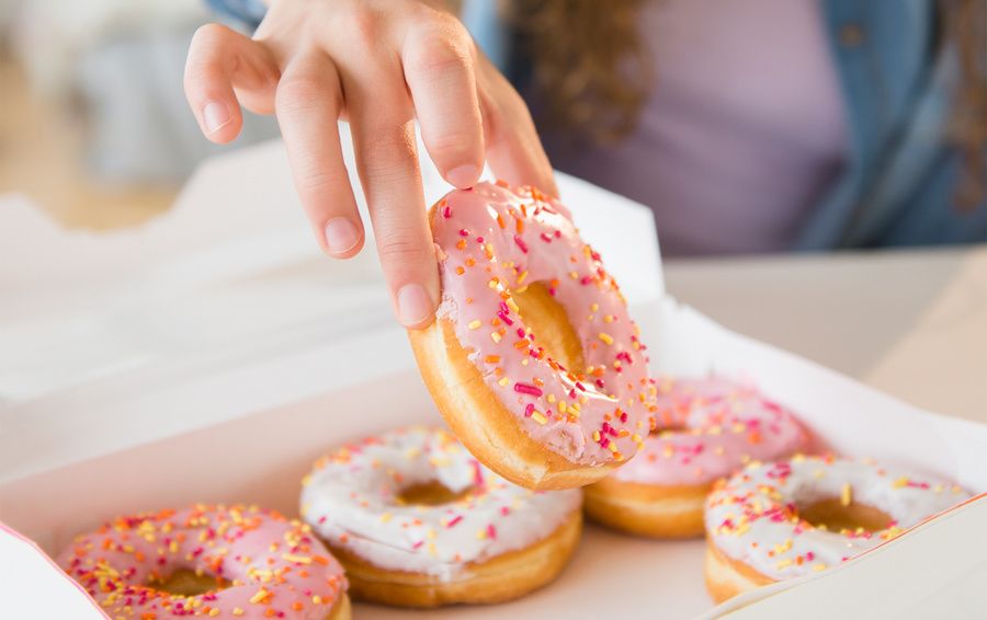 «А ты нормальный парень»: как завоевать авторитет на новой работе с помощью нетворкинга и пирожных